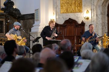 Das Trio SacreFleur interpretierte Kirchenmusik moden mit Elementen aus Jazz, Gospel und Blues.