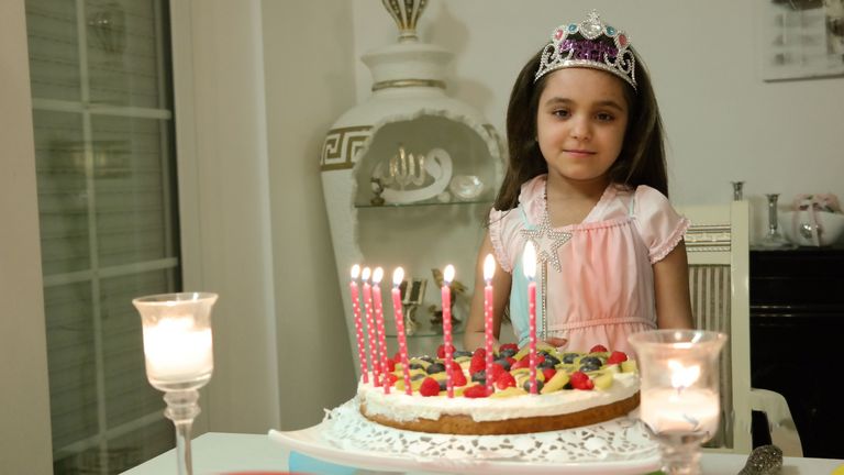 Ein Herzbrücke-Kind feiert seinen zweiten Geburtstag nach der erfolgreichen Operation.