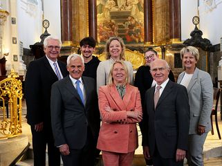 Gruppenbild mit Vertretern der Hubertus-Wald-Stiftung und des Projekts "Heimat geben" der Albertinen-Stiftung und der Kirchengemeinde St. Michaelis beim 7. Herzbrücke-Benefizkonzert im Hamburger Michel