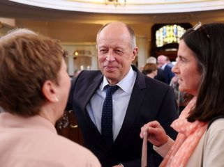 Herzchirurg Prof. Dr. F.-Christian Rieß, medizinischer Leiter der Herzbrücke, im Gespräch mit seiner Frau und einer Gastmutter