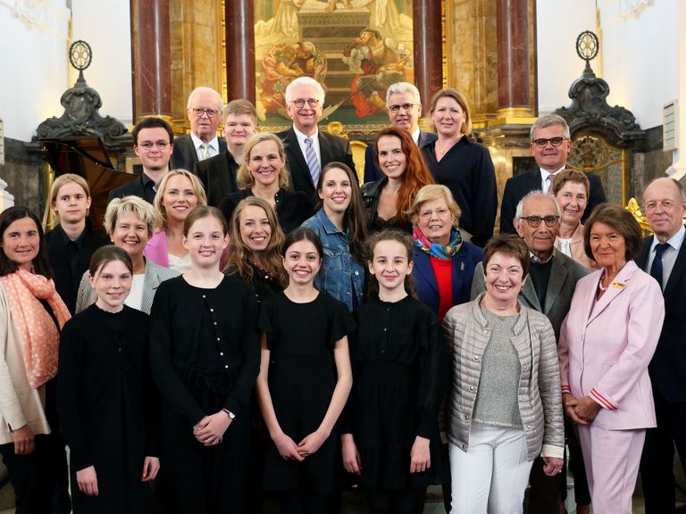 Gruppenbild mit Künstlerinnen und Künstlern von Salut Salon sowie The Young ClassX, Akteuren der Herzbrücke, Vorstand und Stiftungsrat der Albertinen-Stiftung beim 7. Herzbrücke-Benefizkonzert der Albertinen-Stiftung im Hamburger Michel 