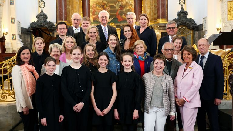 Gruppenbild mit Künstlerinnen und Künstlern von Salut Salon sowie The Young ClassX, Akteuren der Herzbrücke, Vorstand und Stiftungsrat der Albertinen-Stiftung beim 7. Herzbrücke-Benefizkonzert der Albertinen-Stiftung im Hamburger Michel 